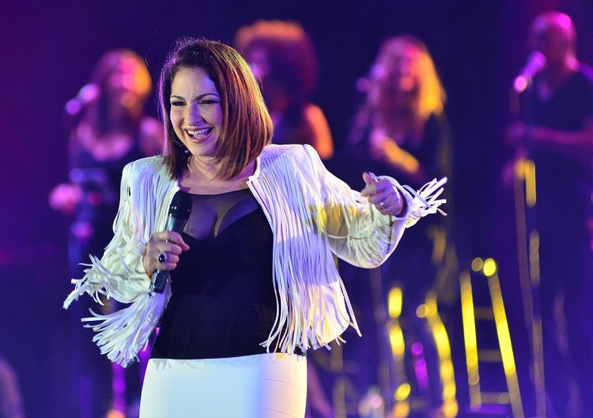 La cantante cubanoamericana Gloria Estefan durante el concierto por el centenario de Miami Beach. (EFE). 