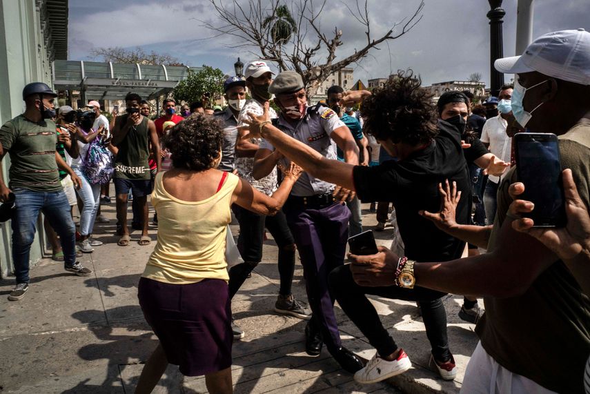 La policía detiene a un manifestante antigubernamental el domingo 11 de julio de 2021 durante una protesta en La Habana, Cuba. Familiares y amigos de cubanos que fueron arrestados en medio de las inéditas protestas han confirmado que las autoridades judiciales cubanas están desarrollando juicios sumarios contra los manifestantes