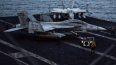 Aviones F/A-18 Super Hornet de la Armada de los Estados Unidos a bordo del USS Abraham Lincoln (CVN 72) se preparan para una misión de combate nocturna durante la Operación Furia Épica, el 25 de marzo.