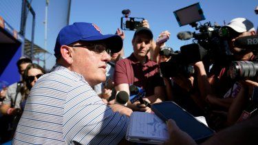 El dueño de los Mets de Nueva York, Steve Cohen, habla con periodistas, el lunes 20 de febrero de 2023, en Port St. Lucie, Florida.