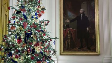 Un &aacute;rbol de Navidad aparece al lado de un cuadro del expresidente George Washington en el Sal&oacute;n Este de la Casa Blanca, el lunes 2 de diciembre del 2019.&nbsp;
