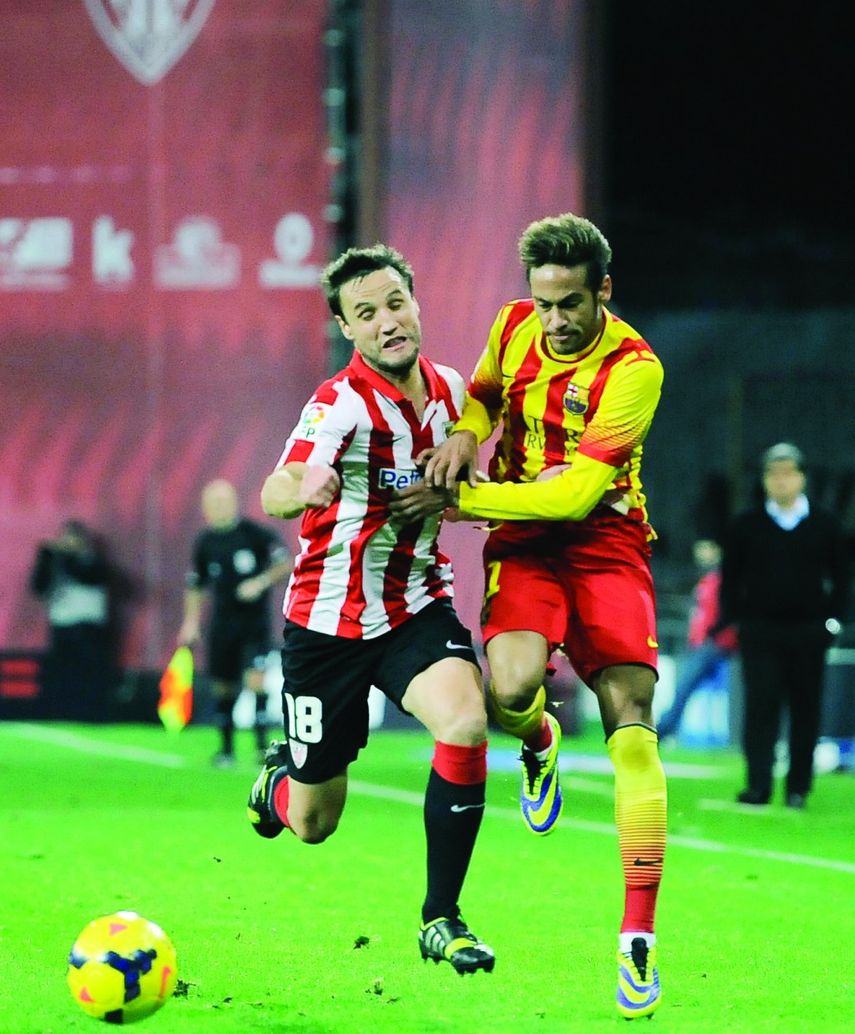 Neymar peleó los balones, pero ni él ni su equipo encontraron los goles. (AP)