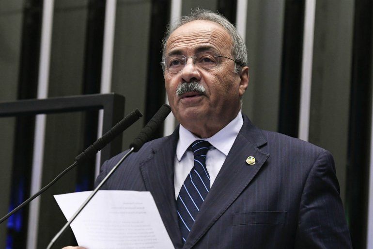 Un senador brasileño trató de esconder dinero en efectivo dentro de su ropa interior durante un operativo policial que investiga el desvío de recursos públicos destinados a combatir el nuevo coronavirus en el norte de Brasil, informó el jueves la prensa local.
