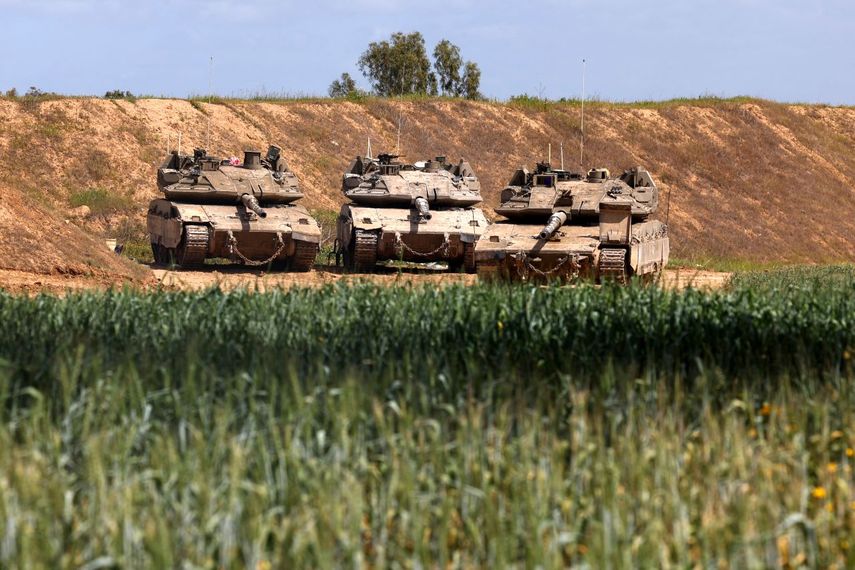 Tanques militares israelíes se posicionan a lo largo de la frontera sur de Israel con el norte de la Franja de Gaza el 19 de marzo de 2025.