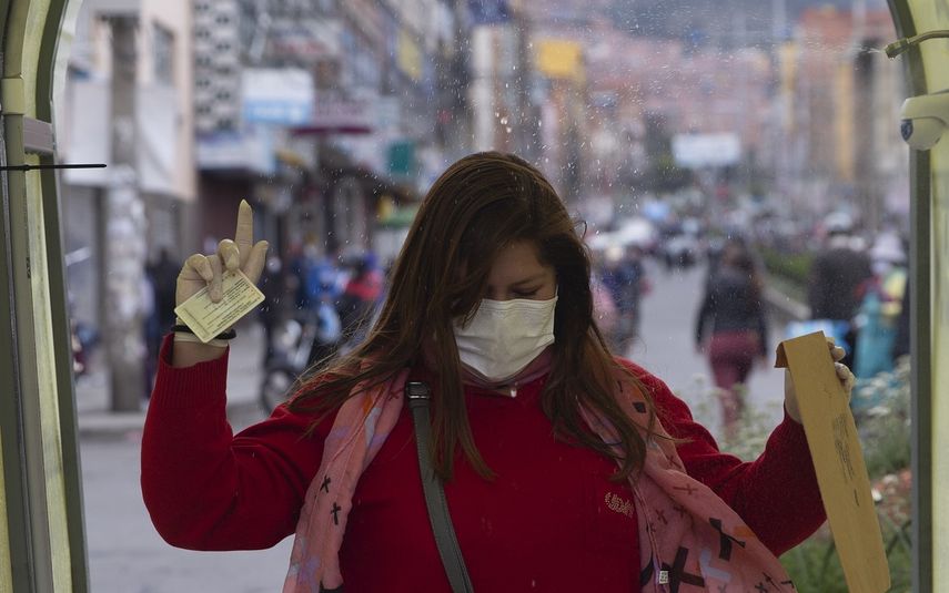 Una mujer camina a trav&eacute;s de un t&uacute;nel que roc&iacute;a desinfectante durante la cuarentena que restringe a los residentes a realizar compras esenciales por las ma&ntilde;anas en un intento por contener la propagaci&oacute;n del nuevo coronavirus en La Paz, Bolivia, el lunes 4 de mayo de 2020.&nbsp;