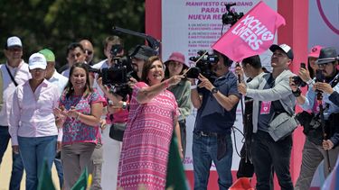 Xóchitl Gálvez, candidata de la principal alianza opositora, recibió el respaldo de la coalición de organizaciones civiles Marea Rosa