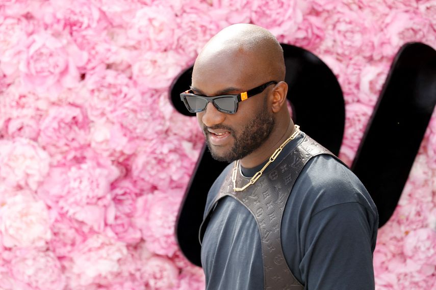 Esta foto de archivo tomada el 23 de junio de 2018 muestra al diseñador de moda estadounidense de Louis Vuitton, Virgil Abloh, asistiendo al desfile de moda Dior Mens Primavera / Verano 2019 en París.&nbsp;