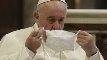El papa celebra una misa sobre la misericordia con presos y refugiados
