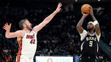 Bobby Portis, de los Bucks de Milwaukee, dispara frente a Kevin Love, del Heat de Miami, en el segundo partido de la serie de primera ronda de los playoffs, el miércoles 19 de abril de 2023&nbsp;