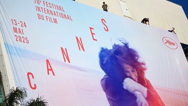 Trabajadores cuelgan el cartel oficial del 78.º Festival de Cine de Cannes en la fachada del Palacio de Festivales de Cannes, sureste de Francia, el 11 de mayo de 2025. El Festival de Cine de Cannes se celebrará del 13 al 24 de mayo.