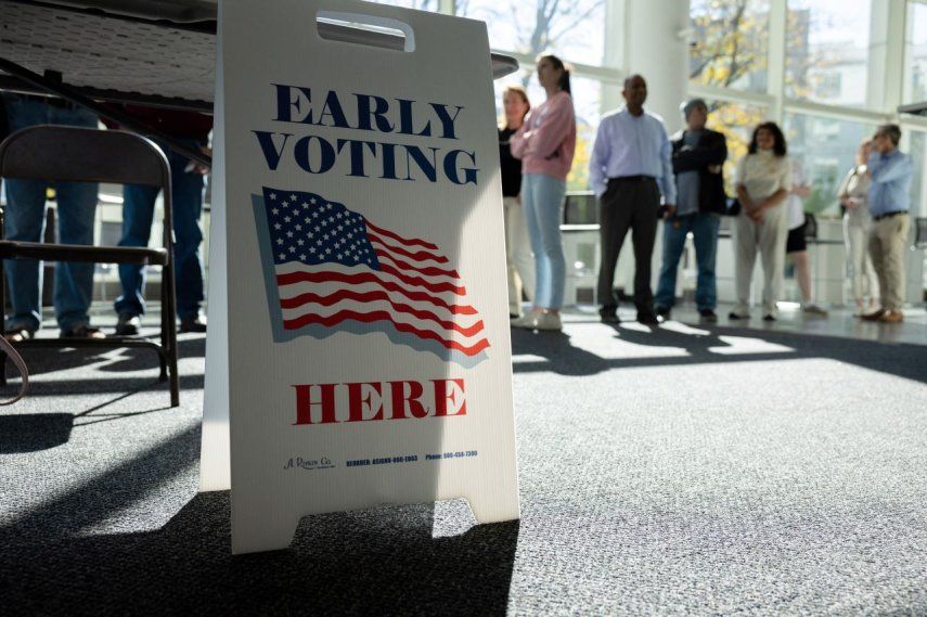 Residentes hacen fila para votar en Stamford en el primer día de votación anticipada el 21 de octubre de 2024 en Stamford, Connecticut.