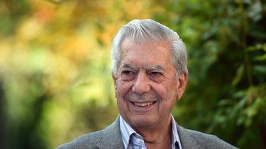 El escritor peruano y Premio Nobel de Literatura 2010, Mario Vargas Llosa, posa el 17 de octubre de 2014 en Aix-en-Provence, sur de Francia, tras una rueda de prensa durante el festival literario La Fête du Livre.  