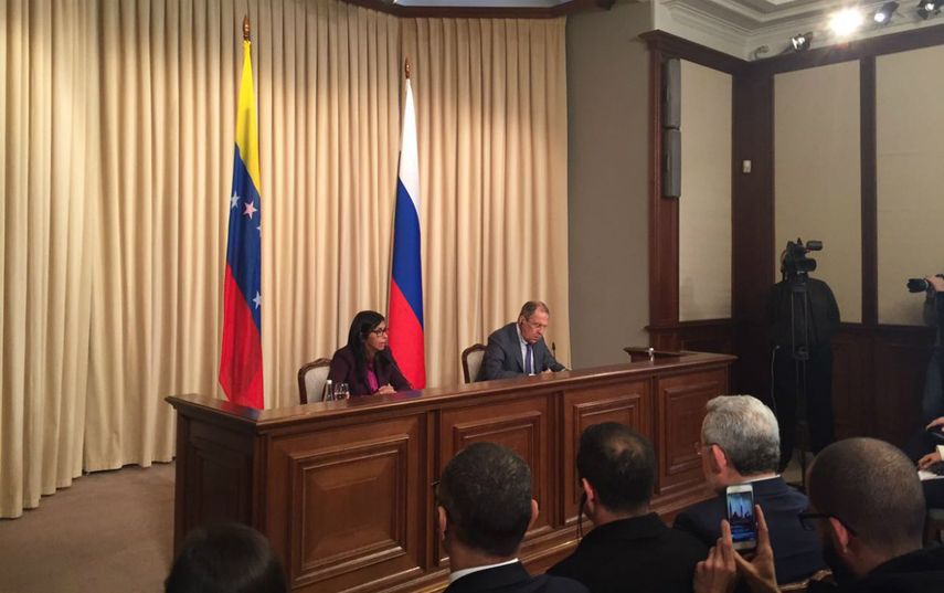El ministro de Exteriores ruso, Serguéi Lavrov, y su homóloga venezolana, Delcy Rodríguez.