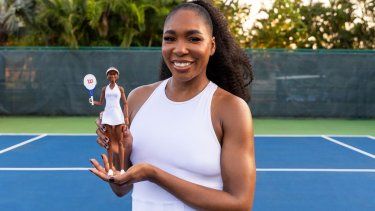 Foto provista por Mattel Inc. en la que la tenista Venus Williams muestra su muñeca de Barbie. Forma parte de una colección de muñecas junto a otras ocho deportistas.