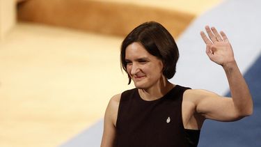 En esta imagen de archivo del viernes 23 de octubre de 2015, la francesa Esther Duflo saluda tras recibir el premio Princesa de Asturias a las Ciencias Sociales de manos del rey de España. Felipe VI, en una ceremonia en Oviedo, en el norte de España. 