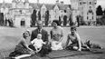 Isabel II, el príncipe Felipe y sus hijos -Carlos, Ana y Andrés- posan para un retrato en el jardín del Castillo de Balmoral en Escocia en septiembre de 1960.