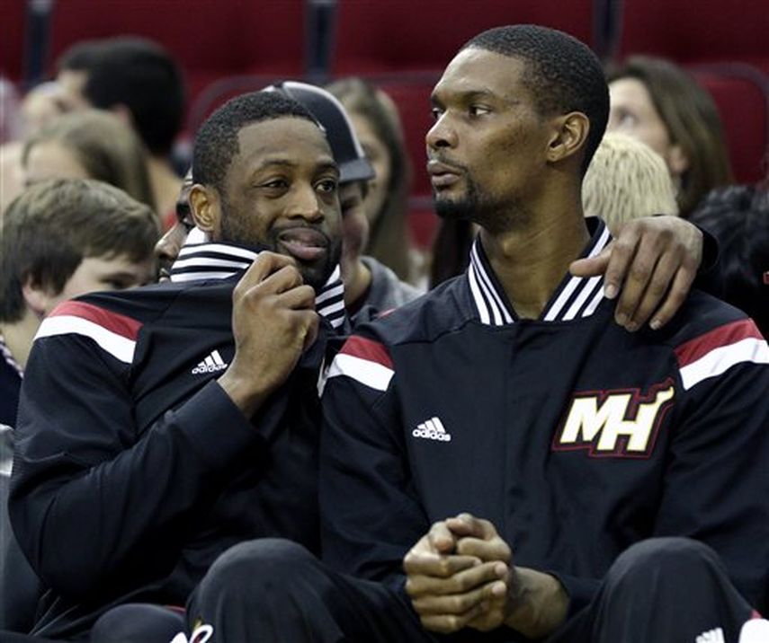 Wade y Bosh no pudieron evitar el revés. (AP)