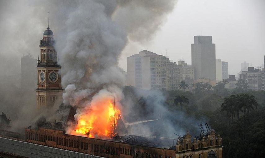 El coronel del Cuerpo de Bomberos Marcos Palumbo dijo que las llamas, que comenzaron en el primer piso del edificio, se propagaron rápidamente debido a que la estructura interna del edificio se compone de madera, material plástico y goma (EFE)