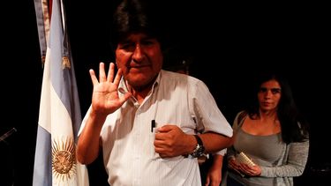 El expresidente de Bolivia, Evo Morales, saluda al final de su conferencia de prensa en Buenos Aires, Argentina, el martes 17 de diciembre de 2019
