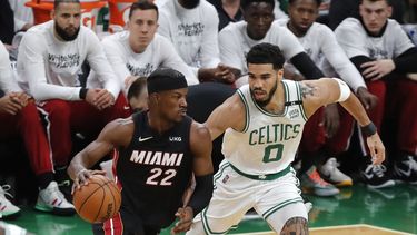 Jimmy Butler del Heat de Miami avanza superando a Jayson Tatum de los Celtics de Boston en el juego 3 de las Finales de la Conferencia Este el sábado 21 de mayo del 2022.&nbsp;