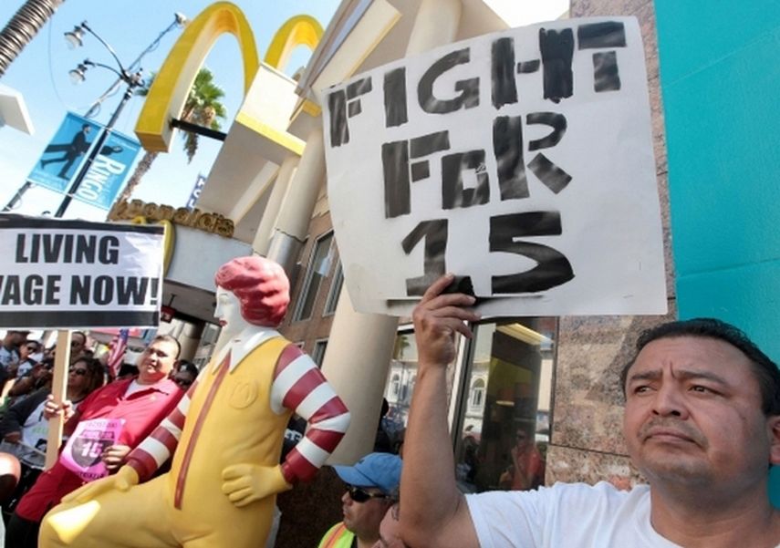 La decisión que fue recibida entre aplausos y vítores pone fin a ocho meses de debates y manifestaciones, e iguala las resoluciones ya tomadas por otras ciudades como Seattle y San Francisco. (ARCHIVO)