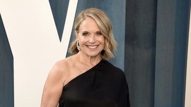 Katie Couric aparece en la fiesta de los Oscar de Vanity Fair el 27 de marzo de 2022 en Beverly Hills, California. Couric dijo el miércoles que le habían diagnosticado cáncer de mama y se sometió a cirugía y radioterapia este verano para tratar el tumor. Couric anunció su diagnóstico en un ensayo en su sitio web y dijo que esperaba alentar a otras mujeres a hacerse la prueba.&nbsp;