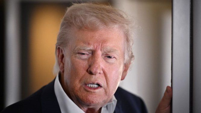 El presidente de Estados Unidos, Donald Trump, habla con los periodistas mientras vuela en el Air Force One, rumbo a Roma, Italia, el 25 de abril de 2025.