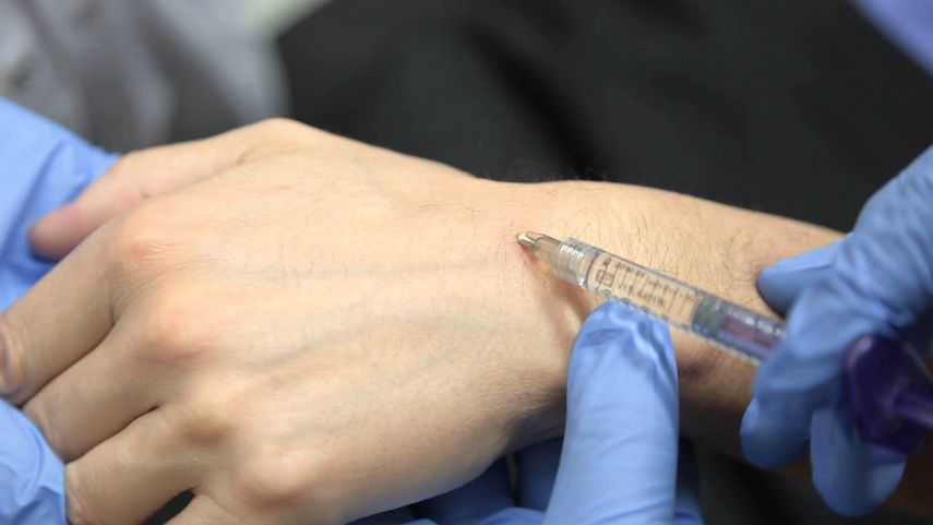 Una de las prodiedades de esta sustancia es atraer y retener el agua en el cuerpo.