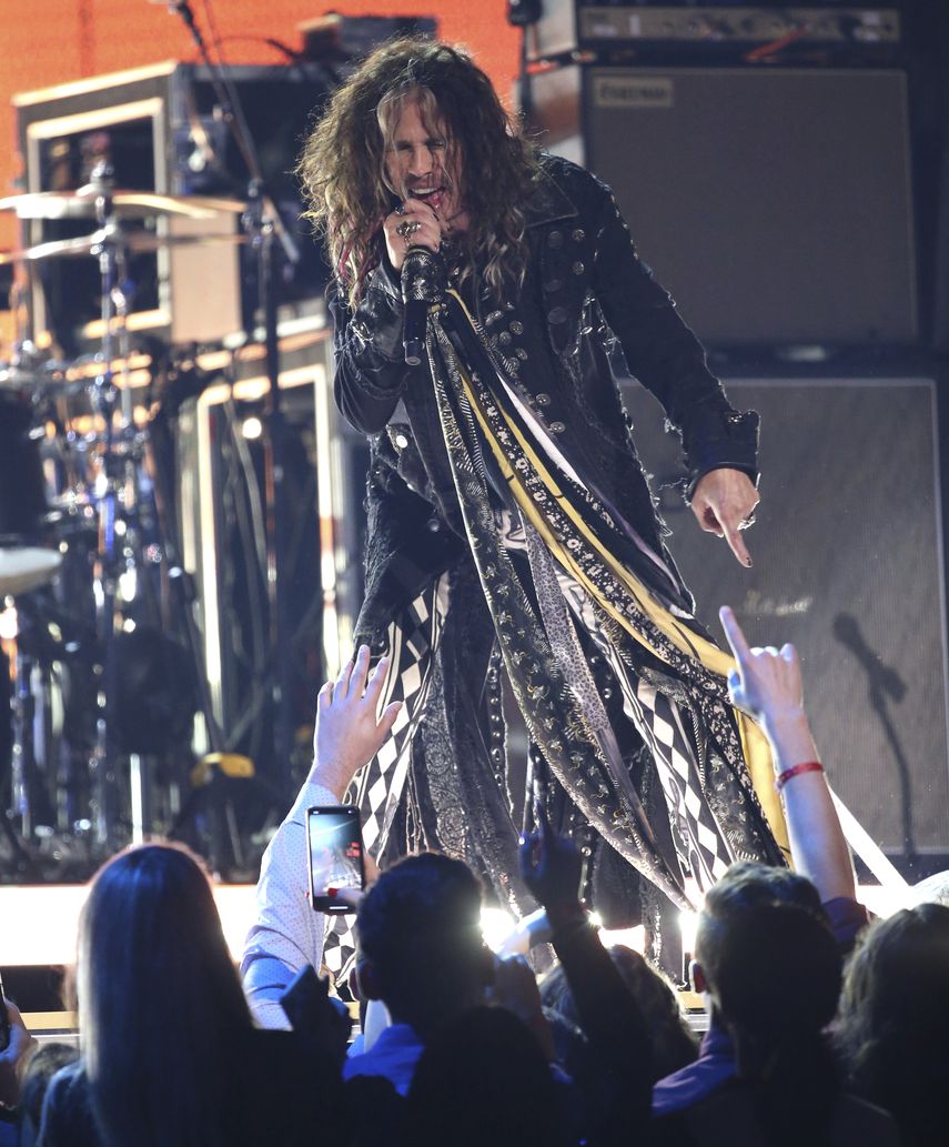 Steven Tyler, del grupo Aerosmith, canta en la ceremonia de los premios Grammy.