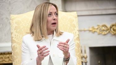 La primera ministra italiana, Giorgia Meloni, habla durante su reunión con el presidente estadounidense Donald Trump en la Oficina Oval de la Casa Blanca en Washington, D.C., el 17 de abril de 2025