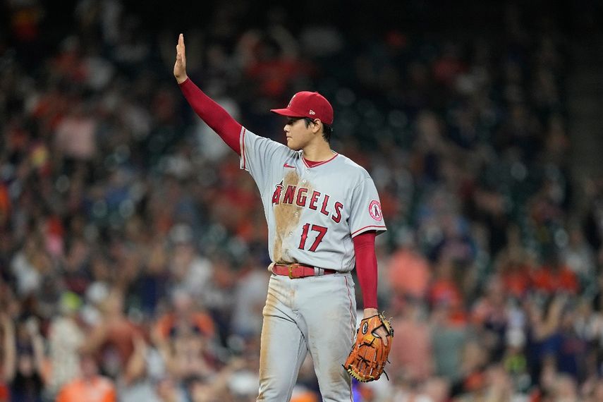 El japonés Shohei Ohtani, de los Angelinos de Los Ángeles, hace una seña al plato, luego de permitir su primer hit del juego del miércoles 20 de abril de 2022, ante los Astros de Houston&nbsp;