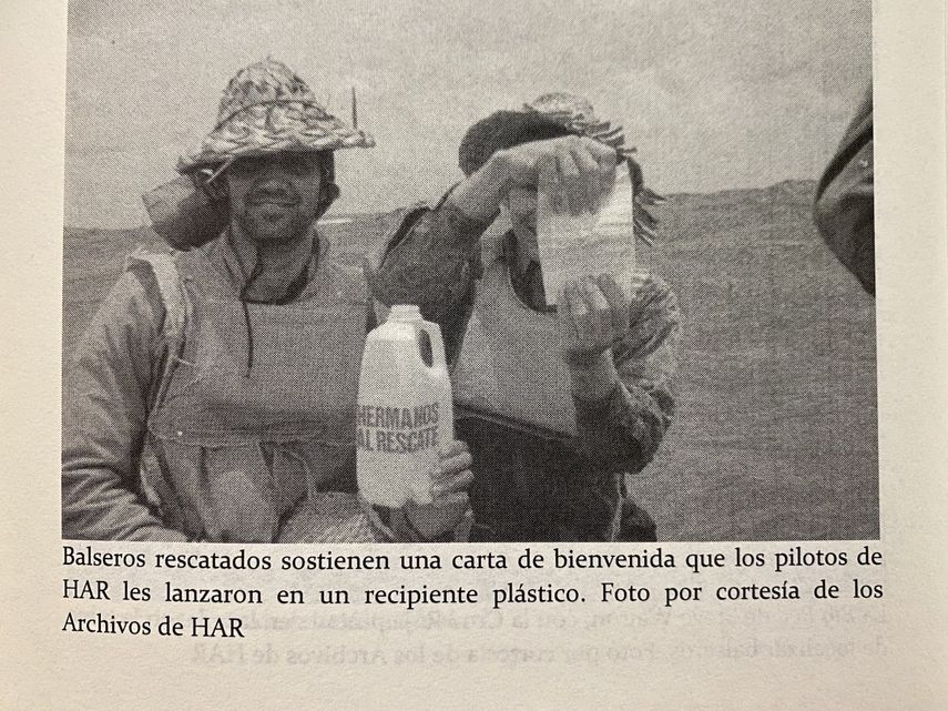 Balseros muestran el mensaje que les lanzaron los Hermanos al Rescate.&nbsp;Foto tomada del libro Seagull One. La asombrosa y verdadera historia de los Hermanos al Rescate.