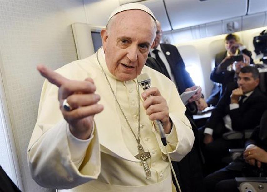El papa Francisco (c) se dirige a los periodistas durante el vuelo del Boeing 777 de la compañía Korean Airlines que le traslada desde Corea del Sur hasta Italia, el  lunes 18 de agosto de 2014. (EFE)
