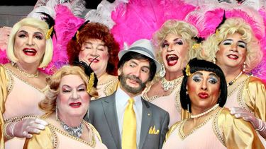 Elenco de la obra Las chicas de Copacabana 2, del grupo de teatro Havanafama.&nbsp;