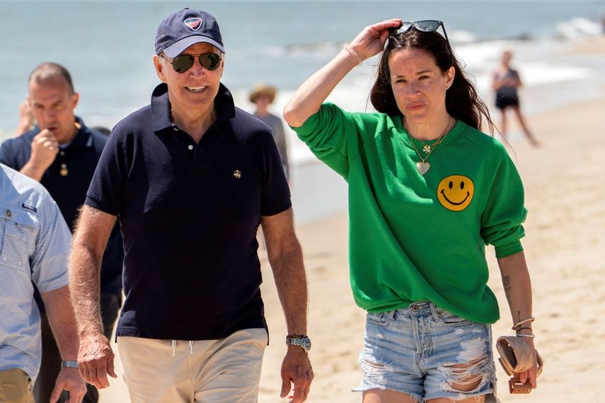 El presidente Joe Biden camina por la playa con su hija Ashley Biden, en Rehoboth Beach, Delaware, el 20 de junio de 2022.