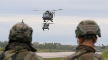 Los soldados observan helicópteros de la Fuerza Aérea Alemana despegando en el aeródromo de Pajuostis en Panevezys, Lituania, el 6 de mayo de 2025, durante los ejercicios militares Griffin Lightning 2025.