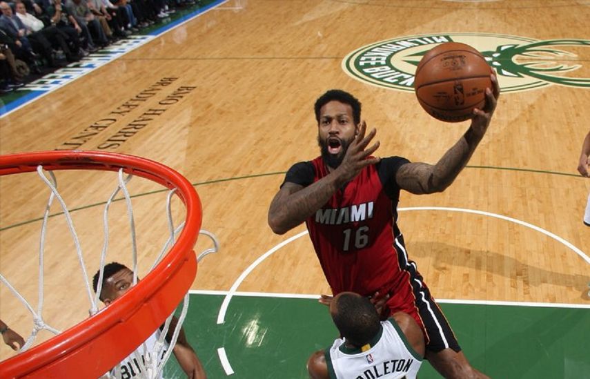 James Johnson vino desde la banca para ser el máximo anotador del Heat y también colaboró con ocho rebotes y tres bloqueos