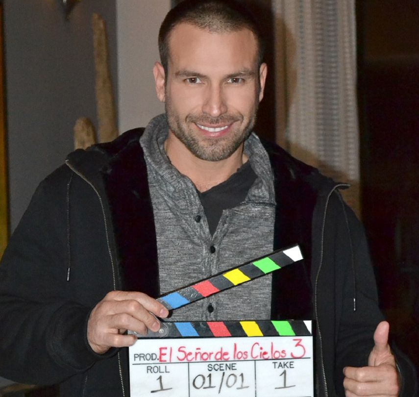 El actor mexicano Rafael Amaya posa durante las grabaciones de El Señor de los Cielos. (TELEMUNDO). 