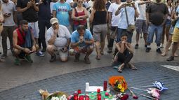 El niño estaba paseando por Las Rambas, la céntrica calle de Barcelona donde se produjo el atentado, junto a su madre, que se encuentra en estado grave pero estable en un hospital de Barcelona
