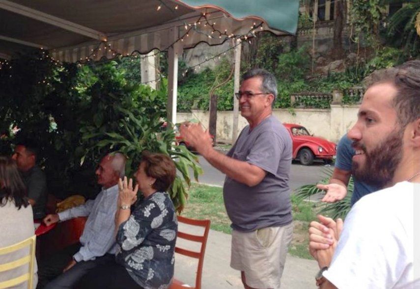 Aníbal Quevedo, en el centro, dando palmas, con camiseta gris, durante una celebración del equipo de Treew en Nana Café.&nbsp;
