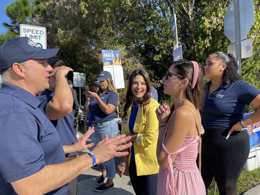 Christi Fraga habla con los voluntarios de su campaña en Doral.
