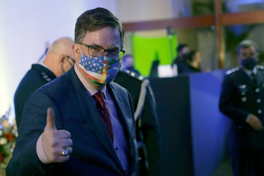 El embajador de EEUU en Brasil, Todd C. Chapman, llega a una ceremonia oficial en la Base Aérea, en Brasilia, el 28 de abril de 2021.