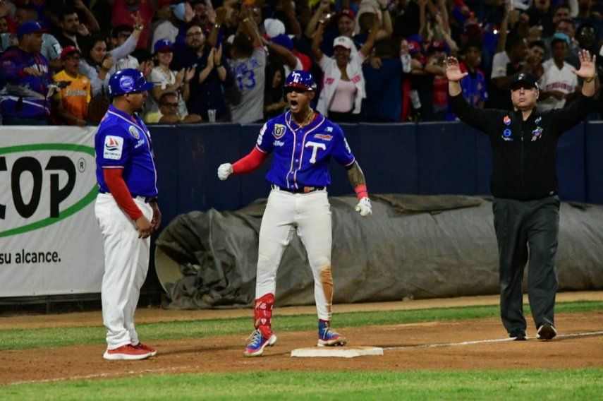 El brasileño Leonado Reginatto de los Tiburones de La Guaira celebra la carrera impulsada en la gran final de la LVBP ante Cardenales de Lara&nbsp;