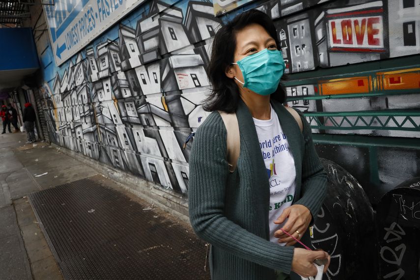 La doctora Jeanie Tse, responsable m&eacute;dica del Institute for Community Living, camina junto a un mural pintado durante su ronda atendiendo a pacientes de psiquiatr&iacute;a, el mi&eacute;rcoles 6 de mayo de 2020 en el barrio neoyorquino de Brooklyn, Estados Unidos.&nbsp;