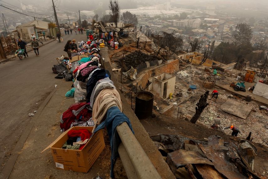 Ropa apilada al costado de una calle mientras los residentes limpian los escombros de las casas destruidas por un incendio forestal en Lirquen, un pueblo de Penco cerca de la ciudad de Concepción, Chile, el 20 de enero de 2026.