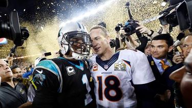 El enfrentamiento entre los quarterbacks Cam Newton (izquierda) y Peyton Manning (derecha) era esperado por los televidentes. (EFE)