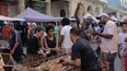 Clientes reunidos en torno a un carro de ajos en un mercado callejero en La Habana, Cuba, el sábado 16 de marzo de 2024.&nbsp;