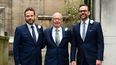 El magnate de los medios de comunicación australiano Rupert Murdoch, flanqueado por sus hijos Lachlan y James, llegan a la iglesia de St Bride en Fleet Street en el centro de Londres el 5 de marzo de 2016.