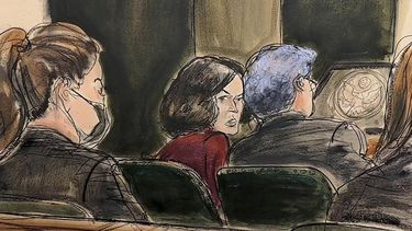 En este dibujo de corte Ghislaine Maxwell centro, charla con su abogado defensor Jeffrey Pagliuca, derecha, previo a que se presentaran los testimonios en su juicio por tráfico y abuso sexual en Nueva York el 8 de diciembre de 2021.&nbsp;