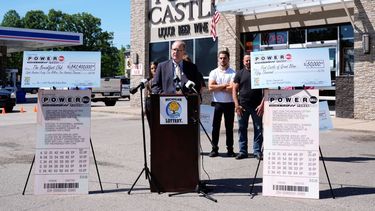 El abogado Mark K. Harder, representante del Breakfast Club, lee un comunicado sobre los ganadores del premio mayor de la lotería Powerball de 842,4 millones de dólares durante una conferencia de prensa en Grand Blanc Township, Michigan, el martes 11 de junio de 2024.&nbsp;